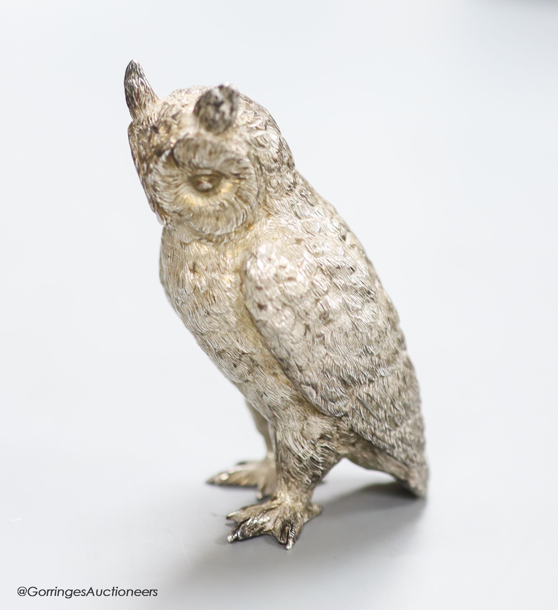 A modern free standing miniature silver model of an owl, C.F.H & Co, London, 1994, height 8cm, 195 grams.